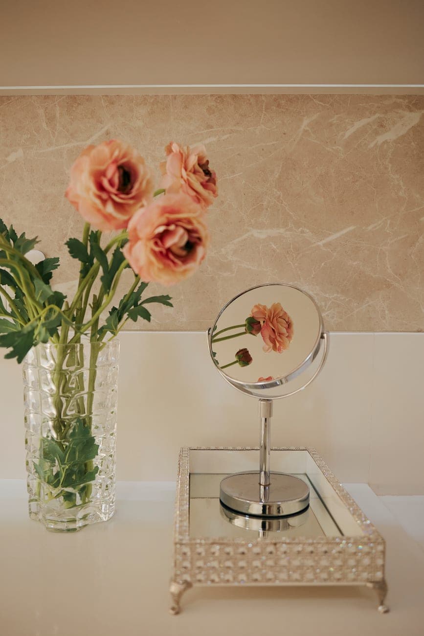Detalhe com vaso de flores e espelho no ambiente da clínica