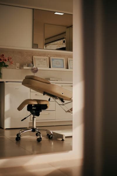 Sala de procedimentos com maca de atendimento