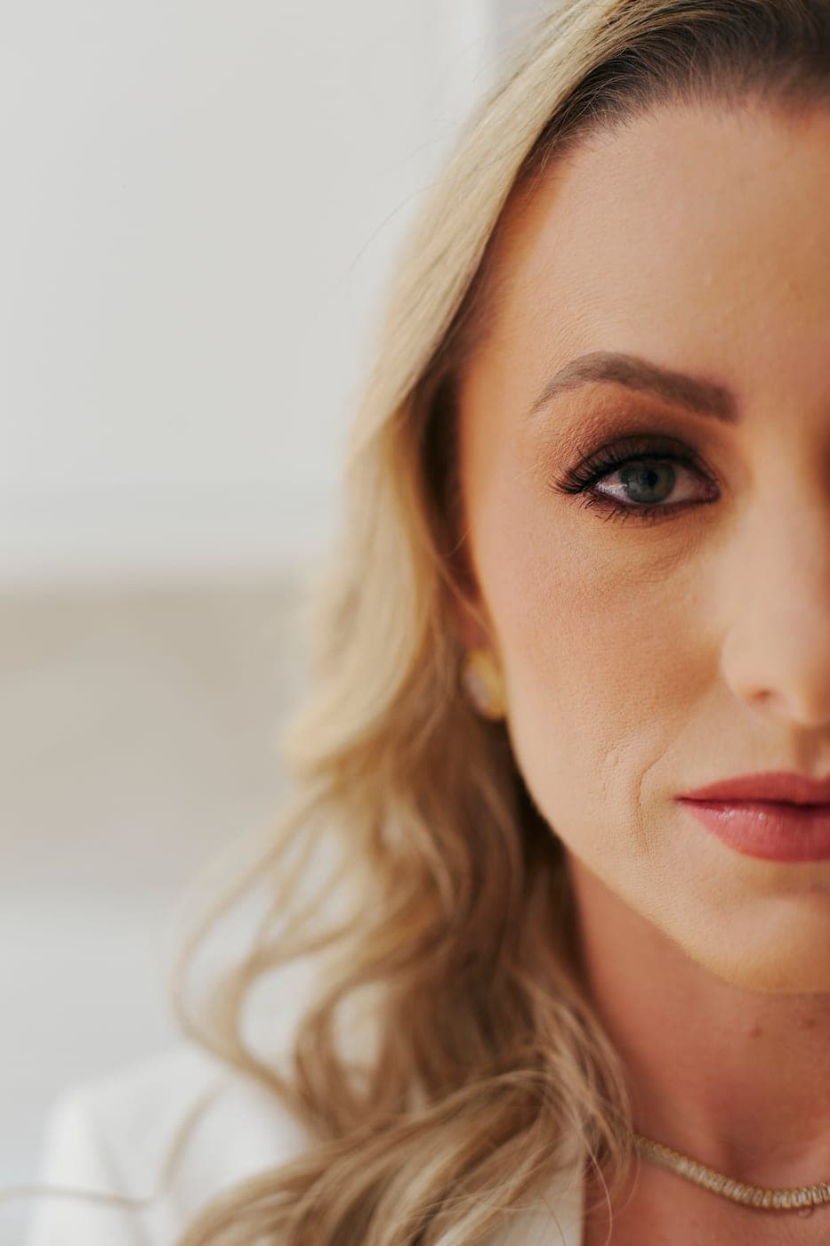 Retrato de Janaine Chassot, especialista em harmonização facial